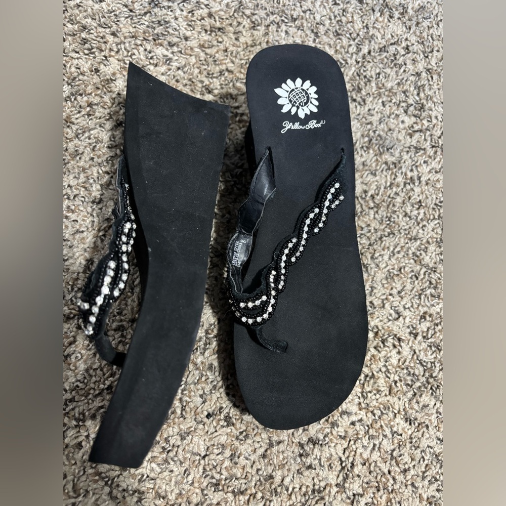 Black vintage heeled flip flops